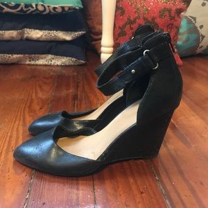 Size 8 like new Nine West wedges